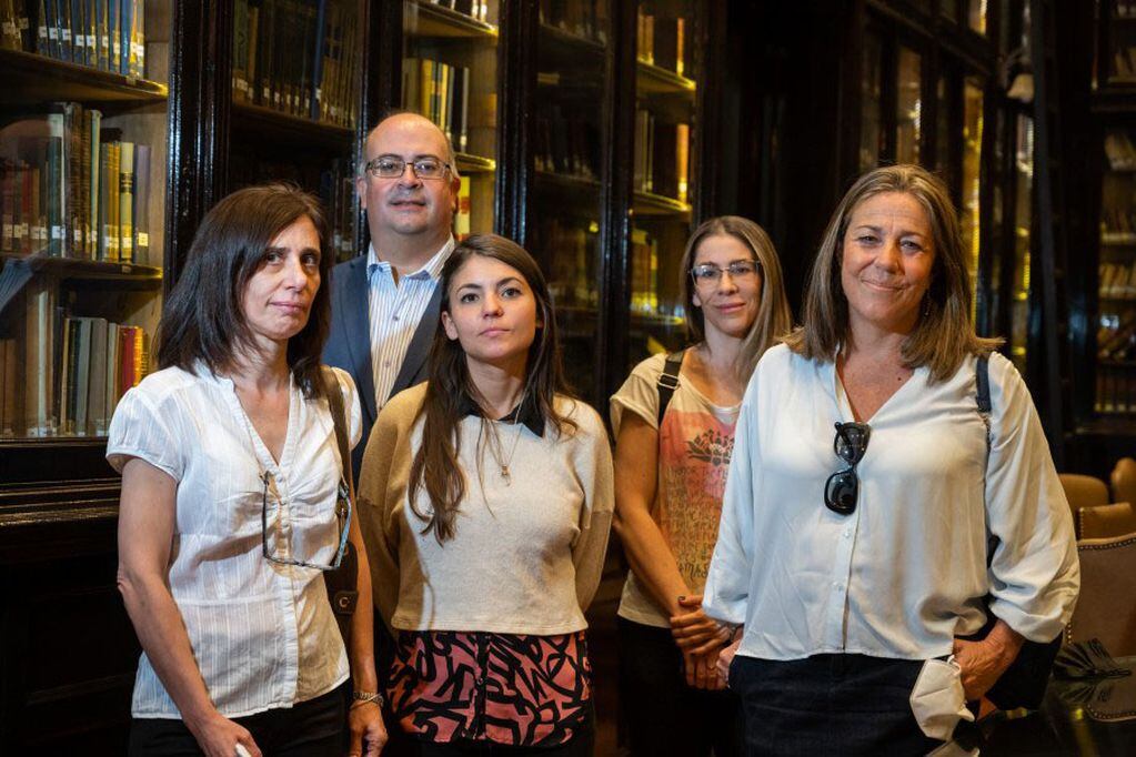El equipo de trabajo que se encarga de la recuperación y digitalización de los documentos, liderado por las investigadoras Oriana Pelagatti, izquierda y Beatriz Bragoni, dercha.