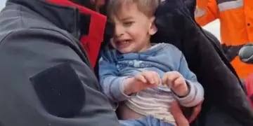 Terremoto Turquía - Rescataron a una mujer junto a sus dos hijos.