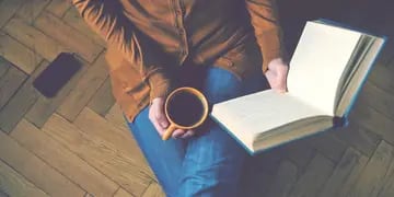 Libro y café (Ilustrativa)
