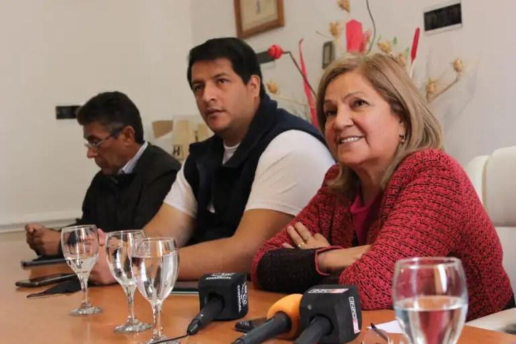 La intendenta riojana Dora Rodríguez le obsequió a cada municipal, carne para que festejen el Día del Trabajador comiendo asado.