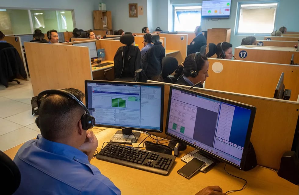 De los 4.000 llamados que se reciben diariamente en el Sistema 911, el 30 por ciento son falsos o molestos. Foto: Ignacio Blanco / Los Andes