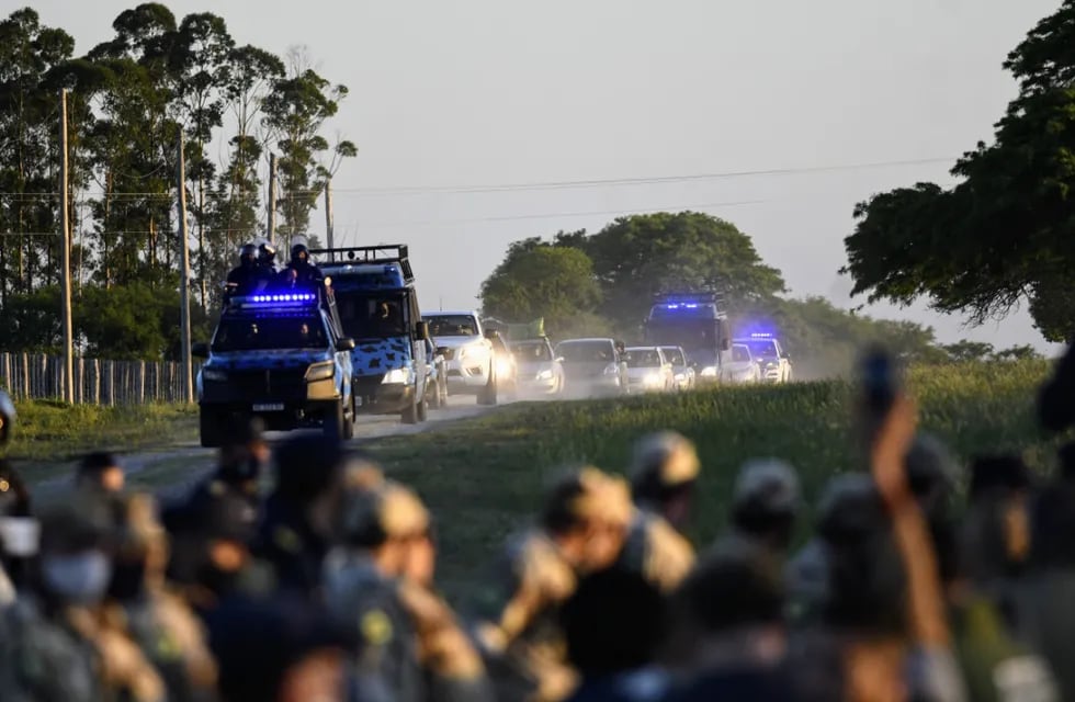La Policía de Entre Ríos custodia la salida de los integrantes del Proyecto Artigas abandonaron el campo de la familia Etchevehere. Clarín