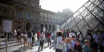 El Louvre de París reabre sus puertas sin su habitual público extranjero