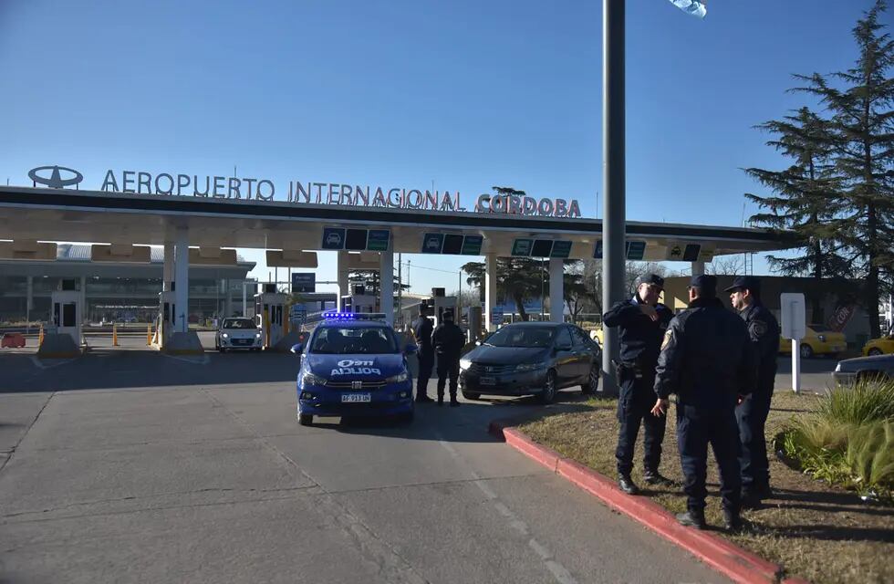 Operativo de seguridad en el Aeropuerto Internacional Córdoba, ante una amenaza de bomba. (Nicolás Bravo / La Voz)