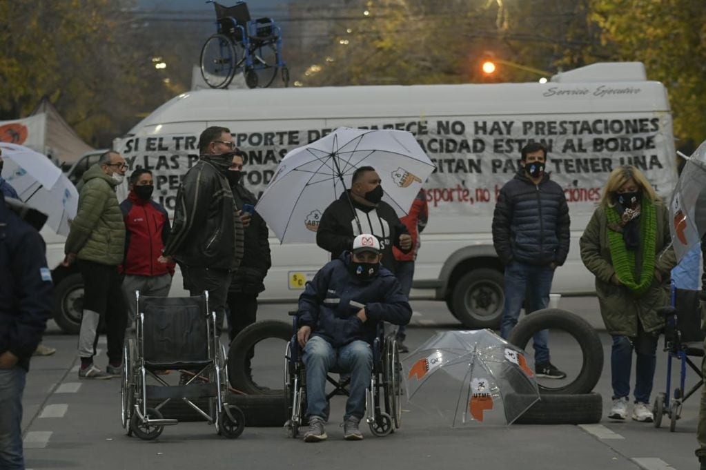 Transportistas de personas con discapacidad se manifiestan desde temprano en el principal ingreso a la Ciudad de Mendoza (Nudo vial de Zapata y Costanera) y en la puerta de la OSEP. 