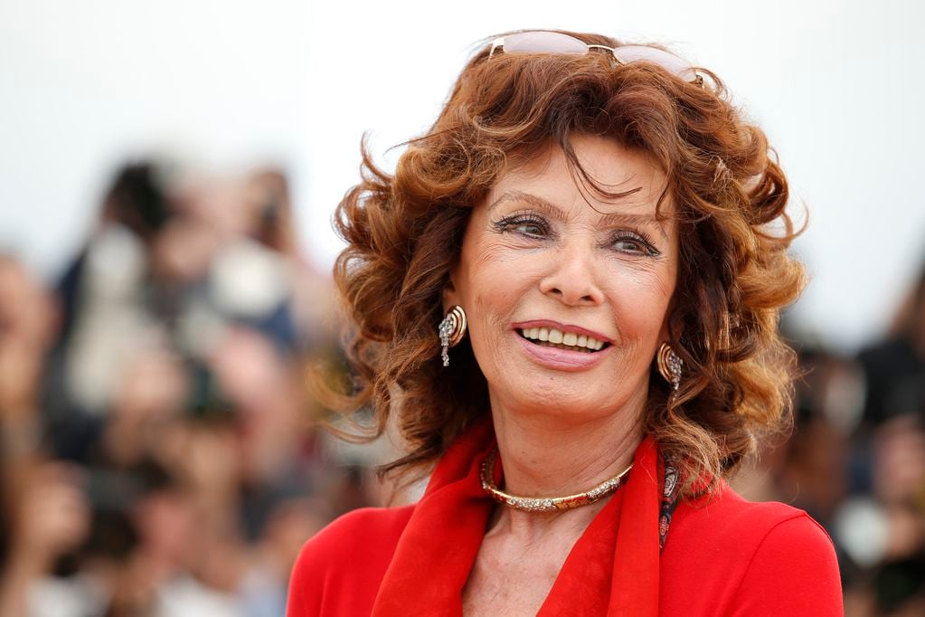 ARCHIVO - La actriz italiana Sophia Loren sonríe durante una sesión fotográfica para "Human Voice" en el 67º festival internacional de cine, Cannes, sur de Francia, el 21 de mayo de 2014. Loren se recupera tras una exitosa cirugía por una fractura de pierna que sufrió después de caer en su casa de Suiza, dijo un agente de la actriz italiana de 89 años el lunes 25 de septiembre de 2023. (Foto AP/Alastair Grant, archivo)