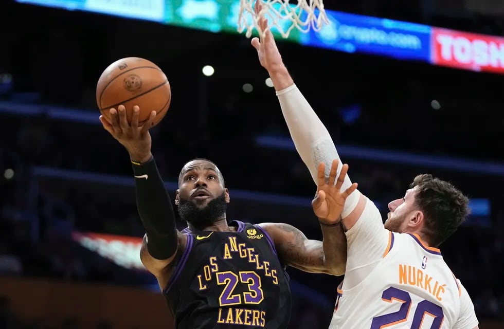 La avivada de LeBron James para la victoria de los Lakers: pidió un polémico tiempo muerto y los Suns estallan de bronca. / Gentileza.