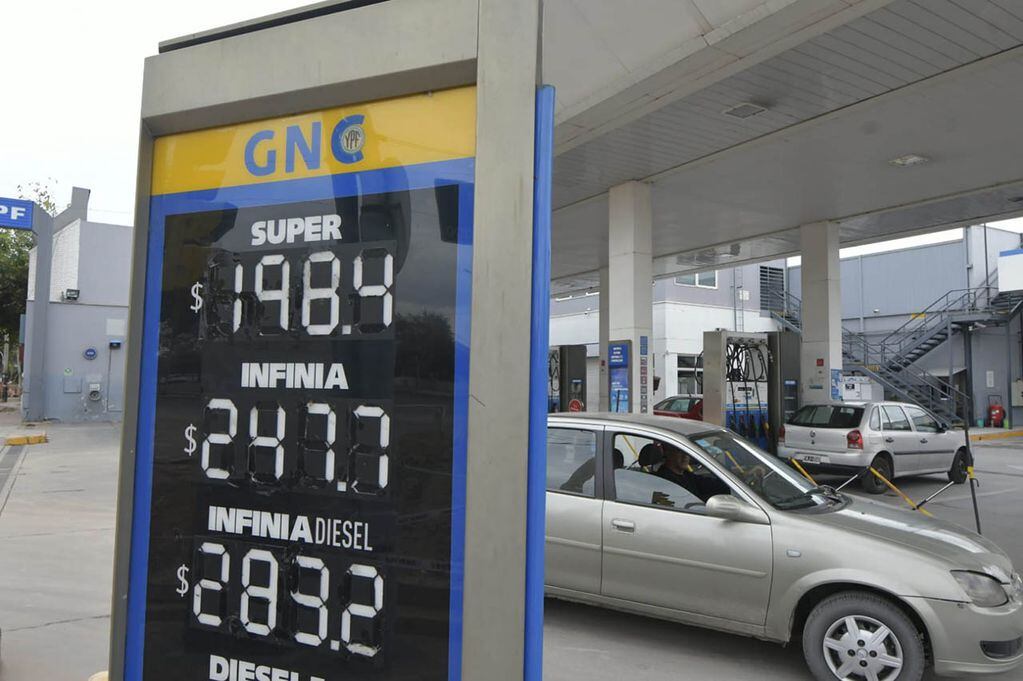 Aumentan los precios del combustible. Foto: Orlando Pelichotti