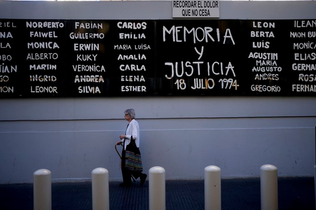 Los nombres de las personas que murieron en la explosión en el centro judío de la AMIA expuestos en el lugar del ataque en Buenos Aires, Argentina, el martes 23 de enero de 2024. El ataque de 1994 dejó 85 muertos. (AP Foto/Natacha Pisarenko)