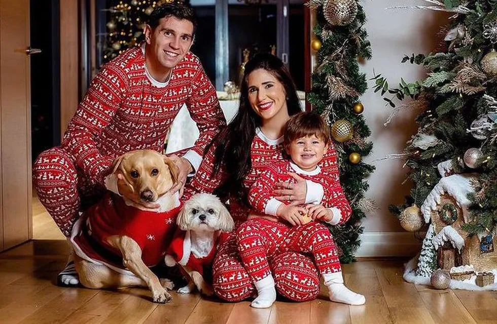 Emiliano Martínez, Mandinha y el pequeño Santi posan navideños junto a las mascotas. / Instagram