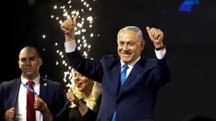Socios. Benjamín Netanyahu buscará aliados que le garanticen que pueda asumir su quinto mandato, el cuarto consecutivo. (AP)