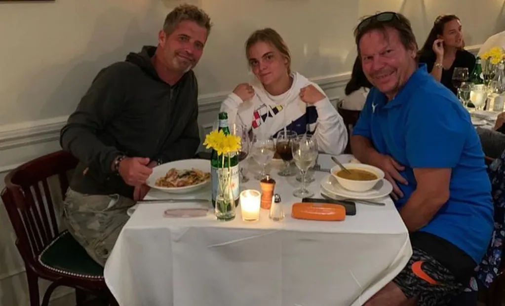 Sara Bejlek junto a su papá y su entrenador. / Gentileza