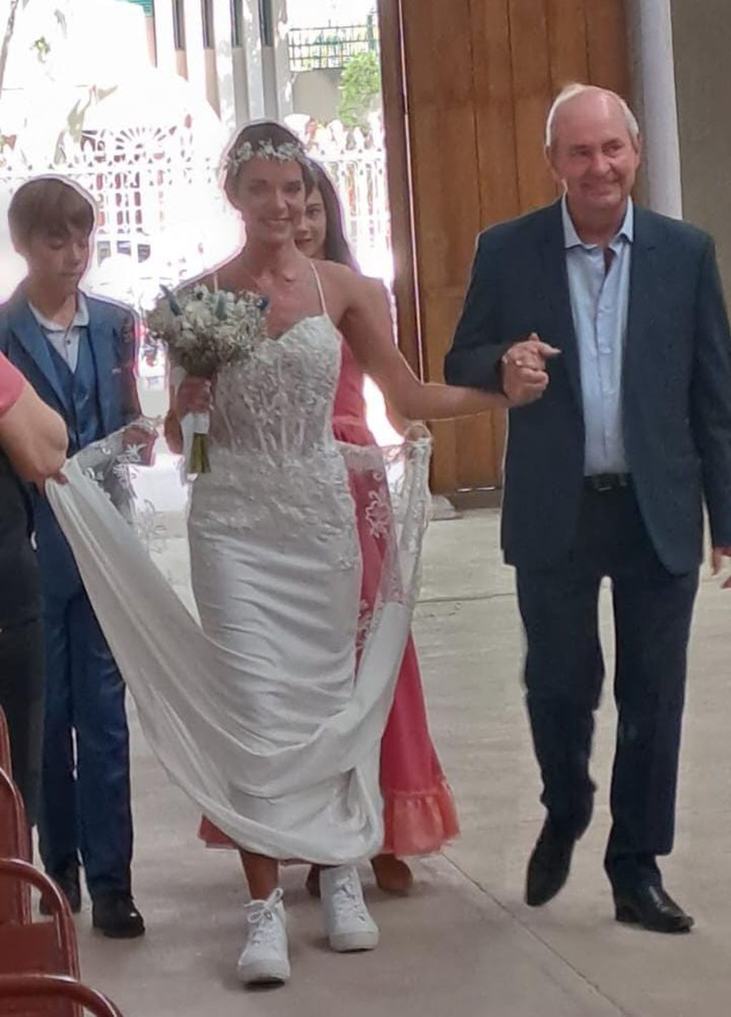 Giuliana Lucoski entrando a su casamiento.