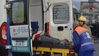 Un colectivo chocó de atrás a un camión en el Acceso Este y dejó varios pasajeros heridos
