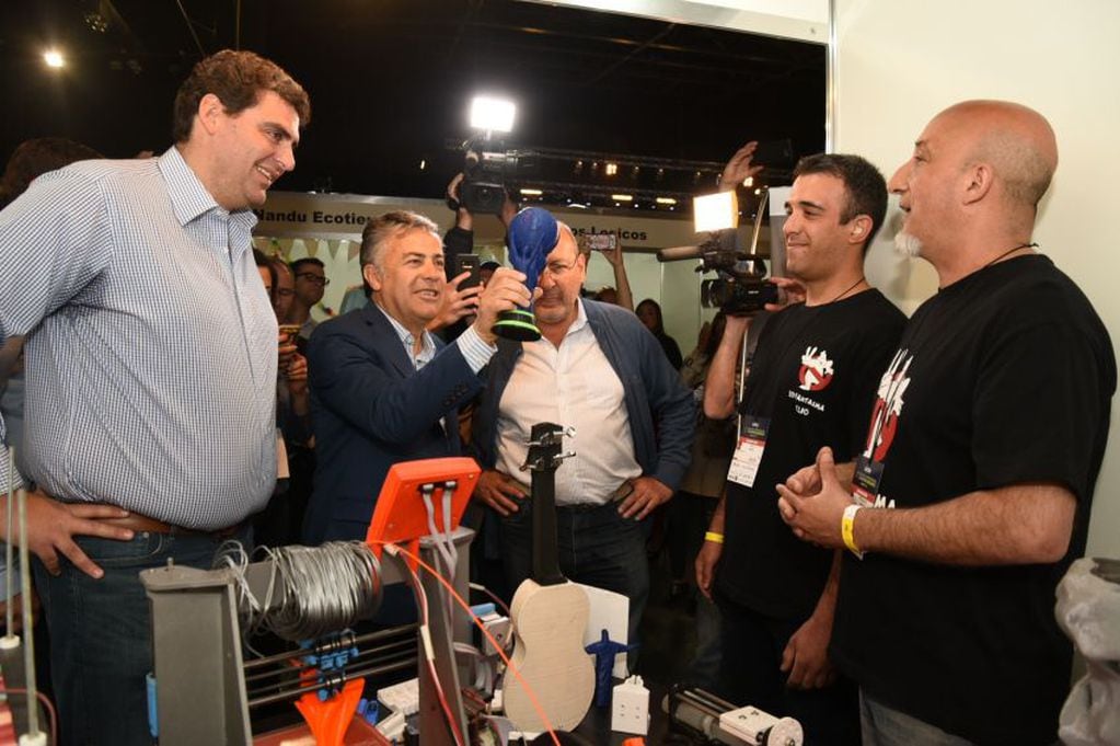 
    El gobernador Alfredo Cornejo y el ministro Martín Kerchner estuvieron en el encuentro de emprendedores - Foto_ Gobierno de Mendoza
   