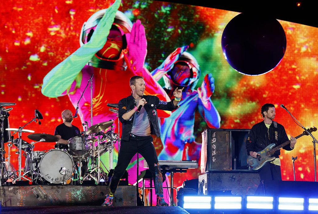 AME7770. BOGOTÁ (COLOMBIA), 16/09/2022.- La banda británica Coldplay se presenta hoy durante un concierto en Bogotá (Colombia). Decenas de miles de personas vibraron este viernes con la música de Coldplay en el estadio Nemesio Camacho "El Campín", en el primero de dos conciertos de la banda británica en Bogotá, parte de su gira mundial "Music of the spheres". EFE/ Mauricio Dueñas Castañeda /SOLO USO EDITORIAL /NO VENTAS /NO ARCHIVO
