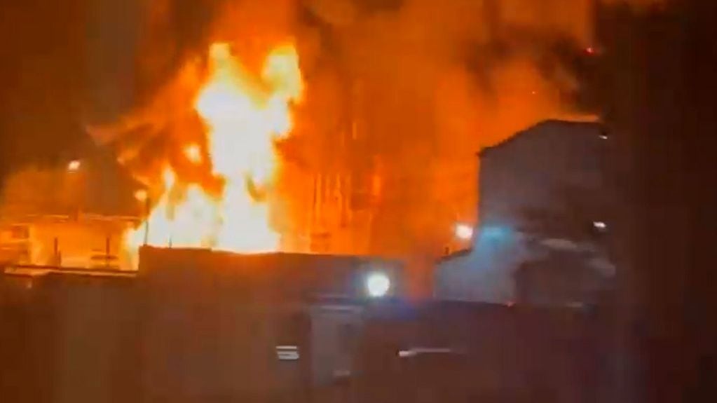 Captura de video del incendio que provocaron los drones ucranianos que atacaron una refinería rusa.