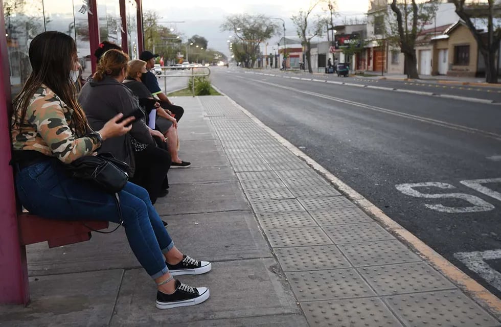 Inseguridad en la paradas de colectivos en el gran Mendoza. Foto: José Gutierrez / Los Andes