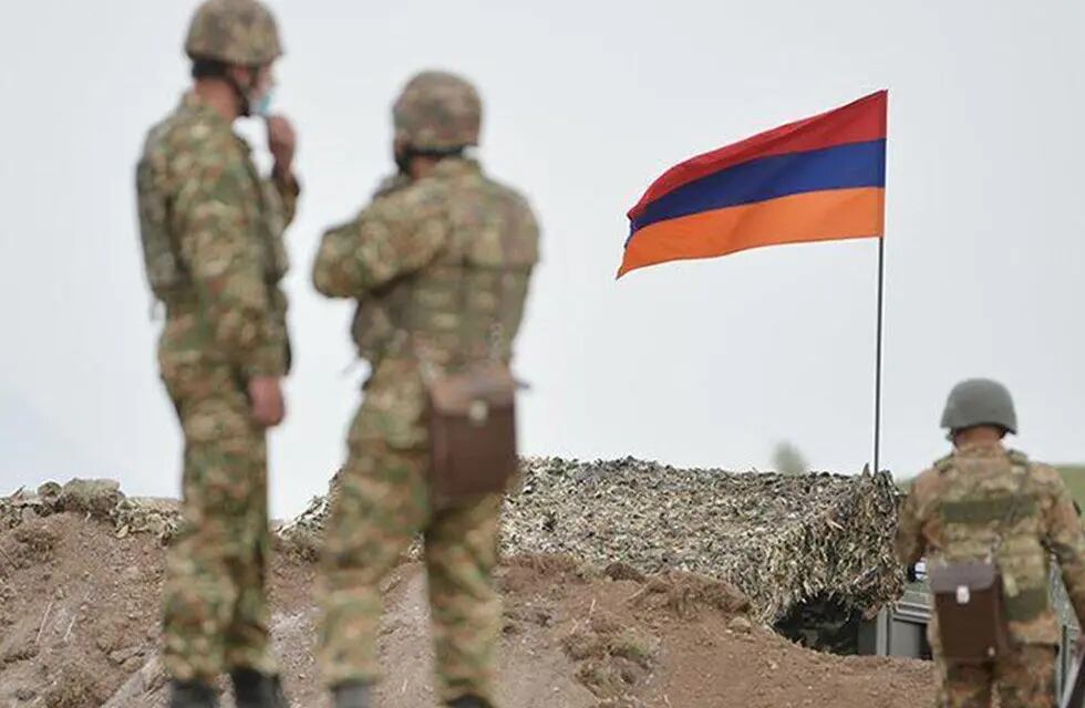 Soldados en un puesto fronterizo junto a la bandera de Armenia, imagen de referencia.