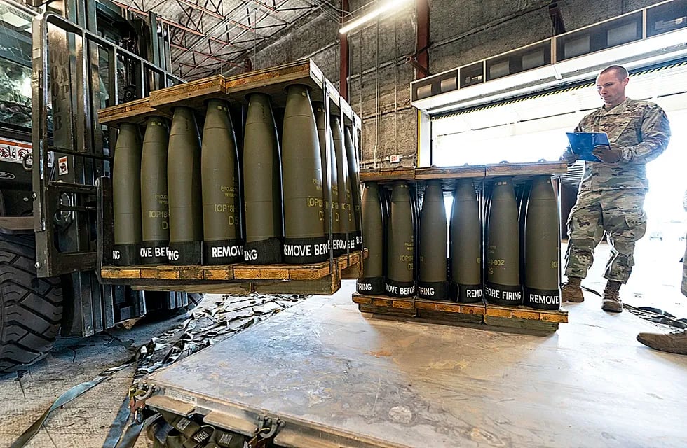 Un cargamento de municiones estadounidenses es supervisado antes del envío. Imagen de archivo de junio de 2022.