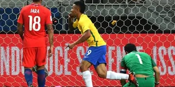 La Roja de Pizzi, que no tuvo a Vidal, cayó 3-0 frente a la verde amarela. Goles de Gabriel Jesús (2) y Paulinho.