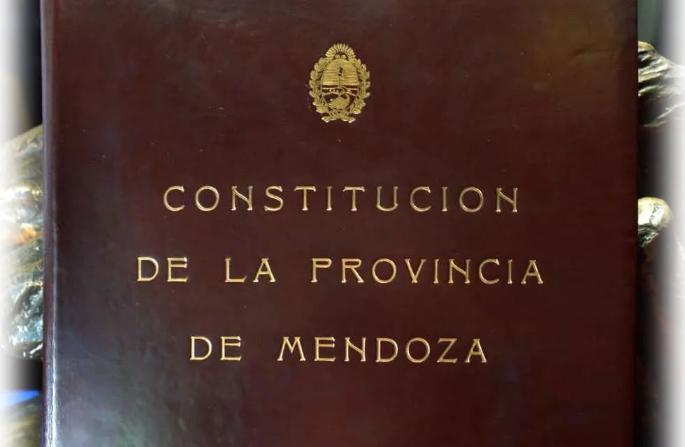 La Constitución de Mendoza, en su Art.1 dispone: “La Provincia de Mendoza es parte integrante e inseparable de la Nación Argentina y la Constitución Nacional es su ley suprema”.