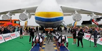 Récord en Ucrania: ocho hombres movieron el avión más pesado del mundo