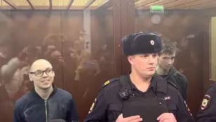 Artiom Kamardin y Yegor Shtovba fueron detenidos en septiembre de 2022 tras participar en una lectura pública en Moscú. Gentileza / The Moscow Times