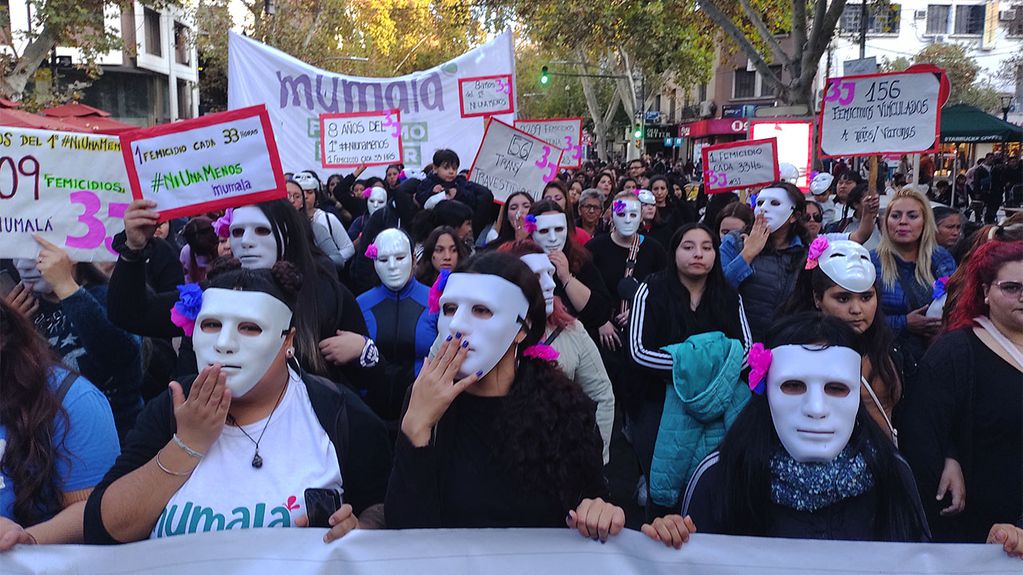 Marcha nacional por “Ni una menos”: Mendoza sigue de luto y el color negro es una consigna