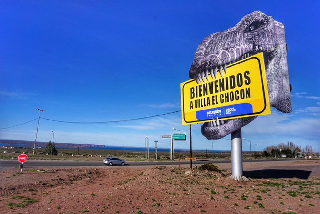 El cartel de bienvenida a Villa El Chocón, en Neuquén.