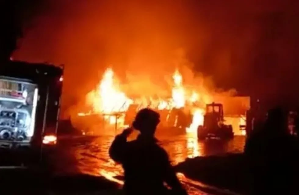 Los incendios destruyeron dos dependencias oficiales. Foto: Captura de video.