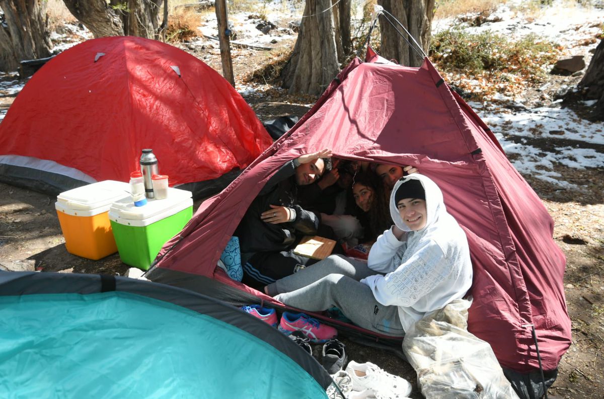 Estudiantes pasaron la noche en el camping en El Montañés en Potrerillos. Ignacio Blanco / Los Andes