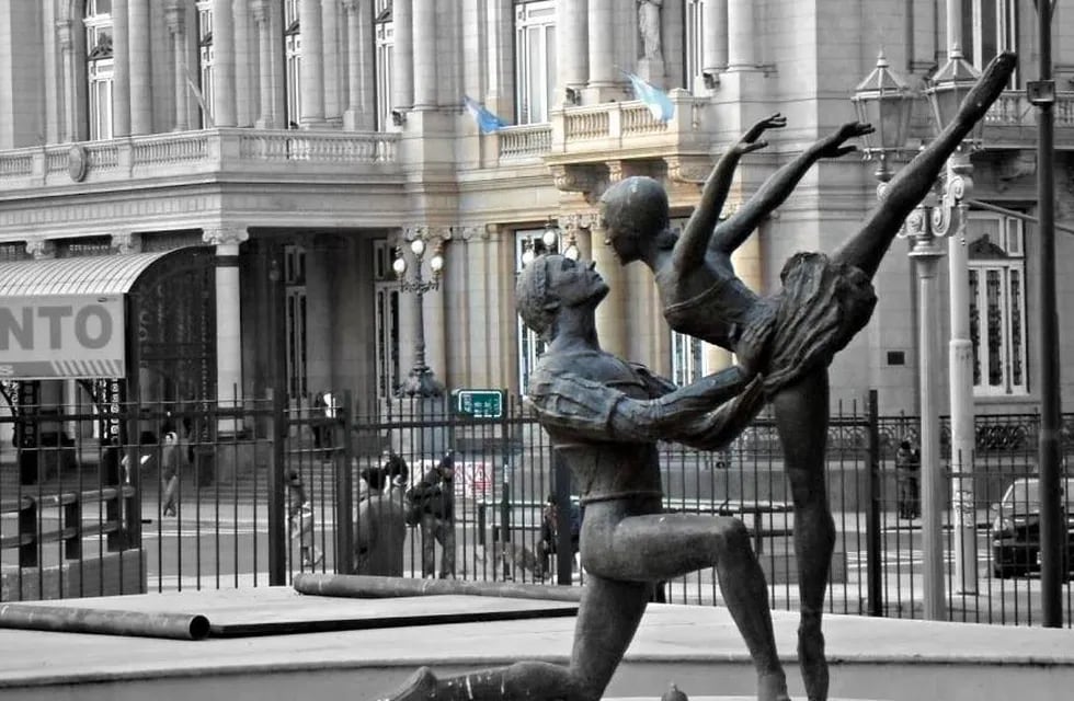 La escultura de bronce que recuerda a la famosa pareja de bailarines.