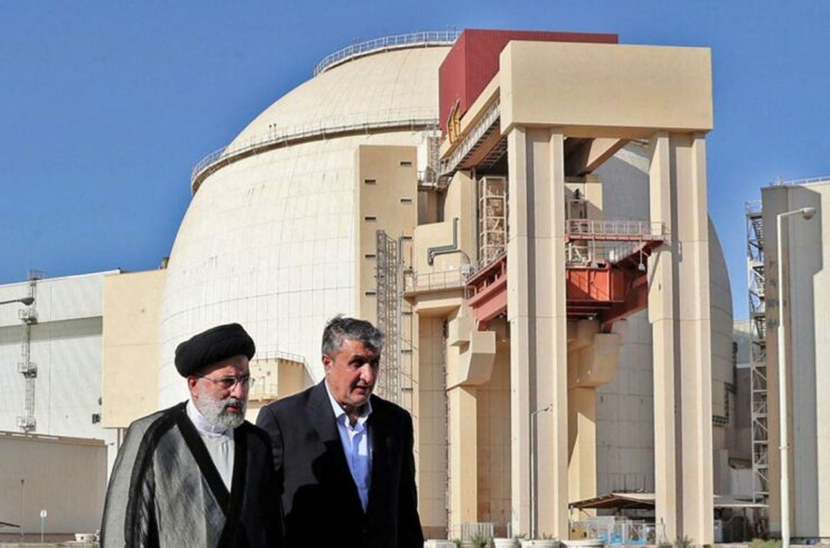 Irán declara que es capaz de construir una bomba atómica, pero decide no hacerlo.