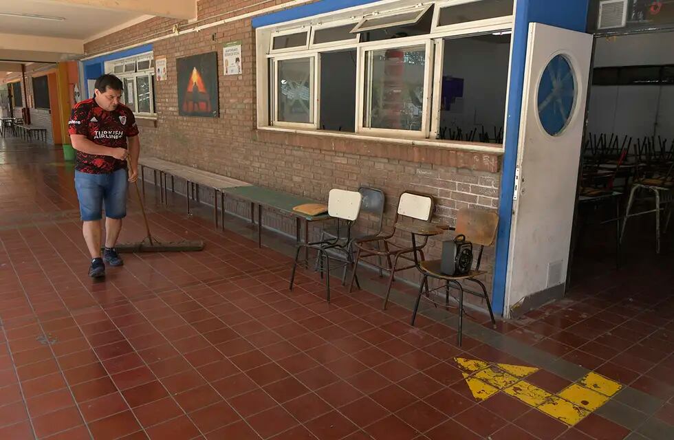 Ultima semana de las escuelas abiertas. Los celadores limpian y mantienen la escuela José Vicente Zapata, después de un año intenso de cursado. | Foto : Orlando Pelichotti / Los Andes