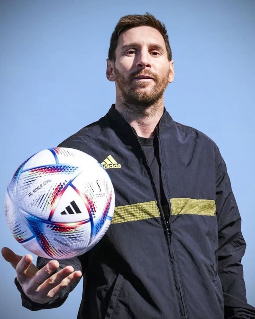 Leo Messi y la pelota del Mundial de Qatar. 