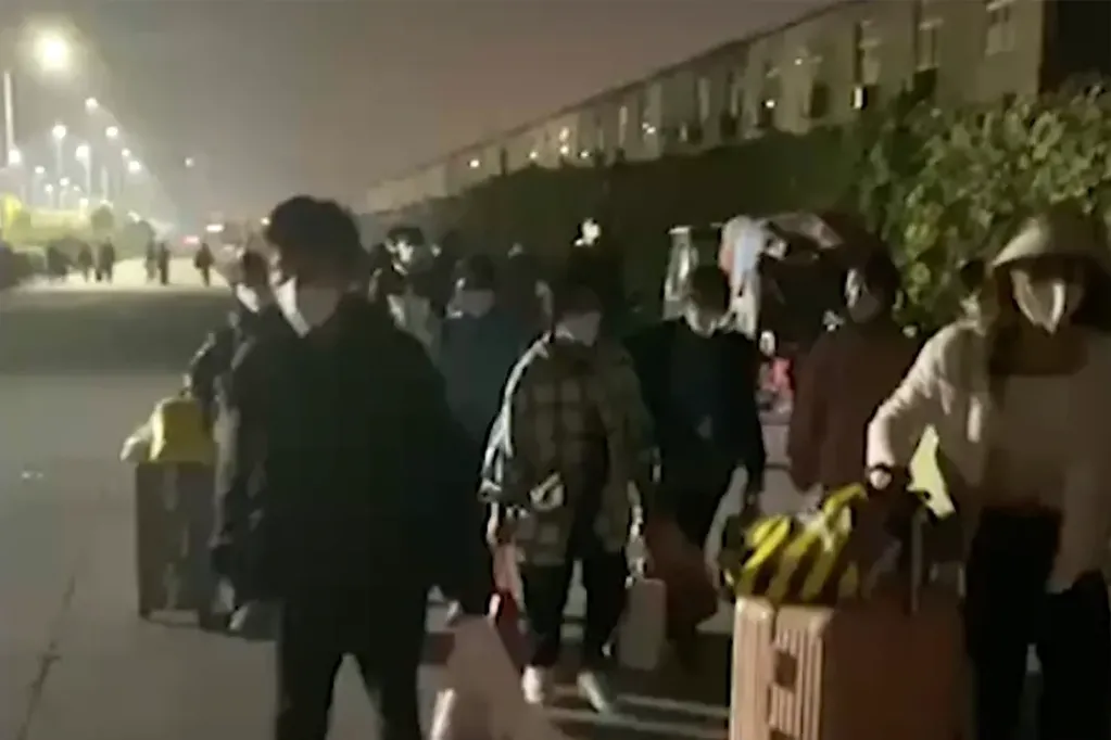 Protestas en la fábrica más grande de iPhone en China por las malas condiciones laborales.