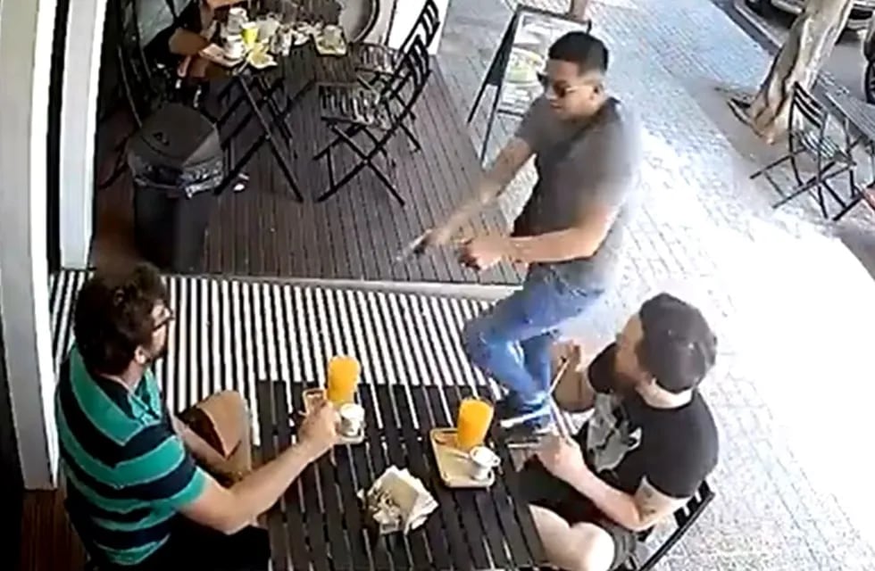 Mientras tomaba un café en la vereda de un local fue violentamente asaltado a punta de pistola (Captura de pantalla)