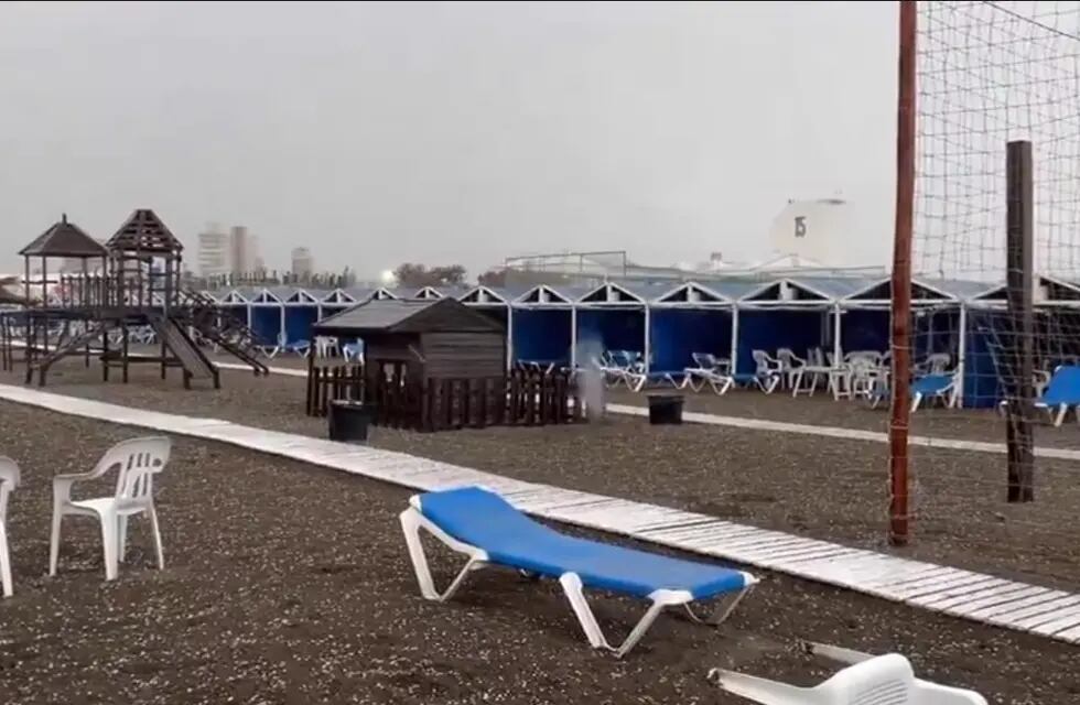 Fuerte tormenta con granizo en Mar del Plata provocó el éxodo de los turistas de las playas.