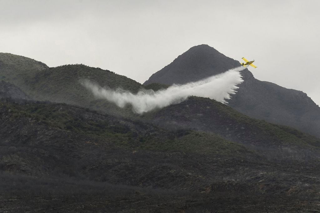 Con el viento Zonda de fines de octubre, se propagaron distintos focos de incendio que consumieron a unas 4.000 hectáreas en el piedemonte. Foto: Orlando Pelichotti / Los Andes.