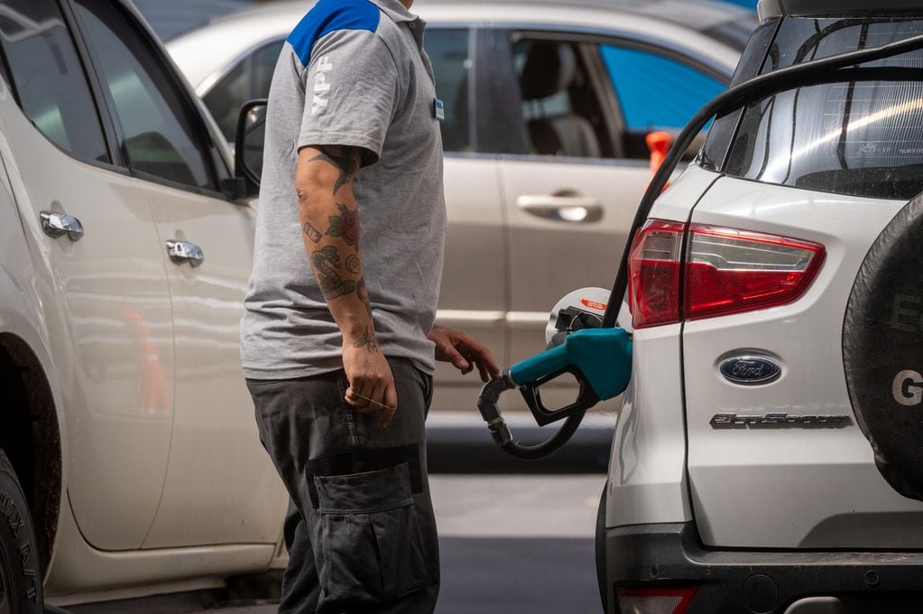 Shell, YPF y Axion aumentaron hasta 27% los precios de los combustibles.
La nafta y el gasoil amanecieron este miércoles con un fuerte incremento en las estaciones de servicio.

Foto: Ignacio Blanco / Los Andes