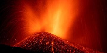 Erupción de un volcán en Canaria