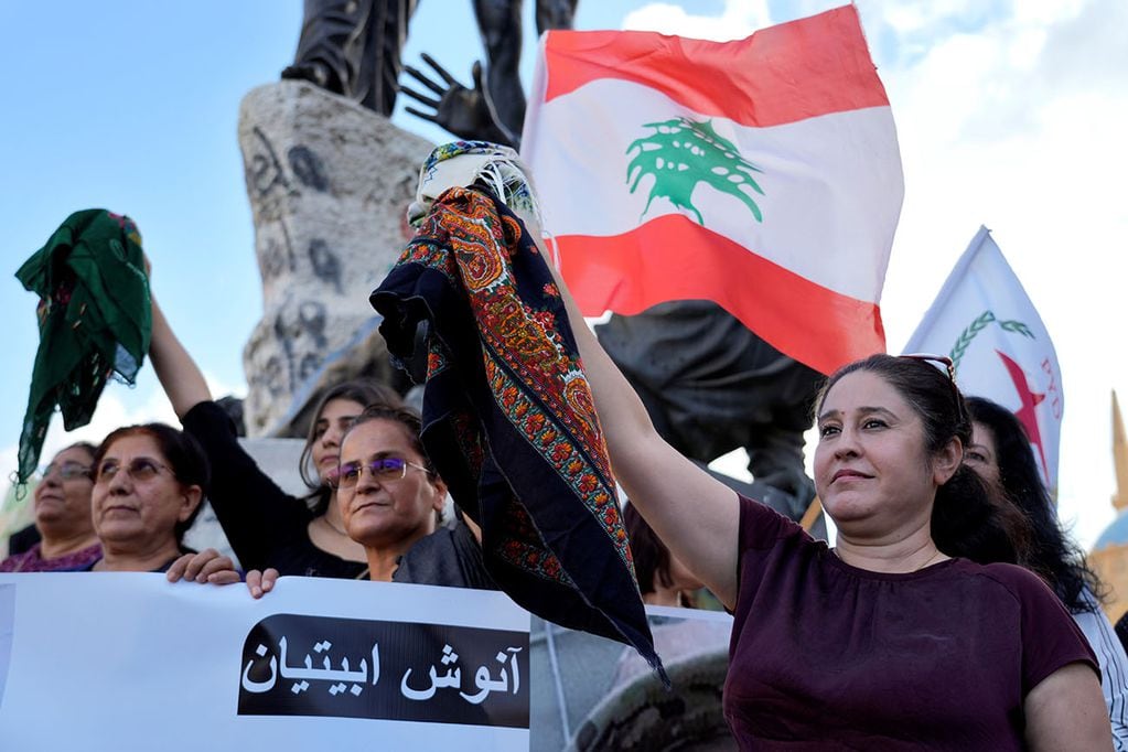 Activistas kurdas sostienen pañuelos en la cabeza durante una protesta contra la muerte en Irán de la iraní Mahsa Amini, en la Plaza de los Mártires en el centro de Beirut, Líbano. / Foto: AP