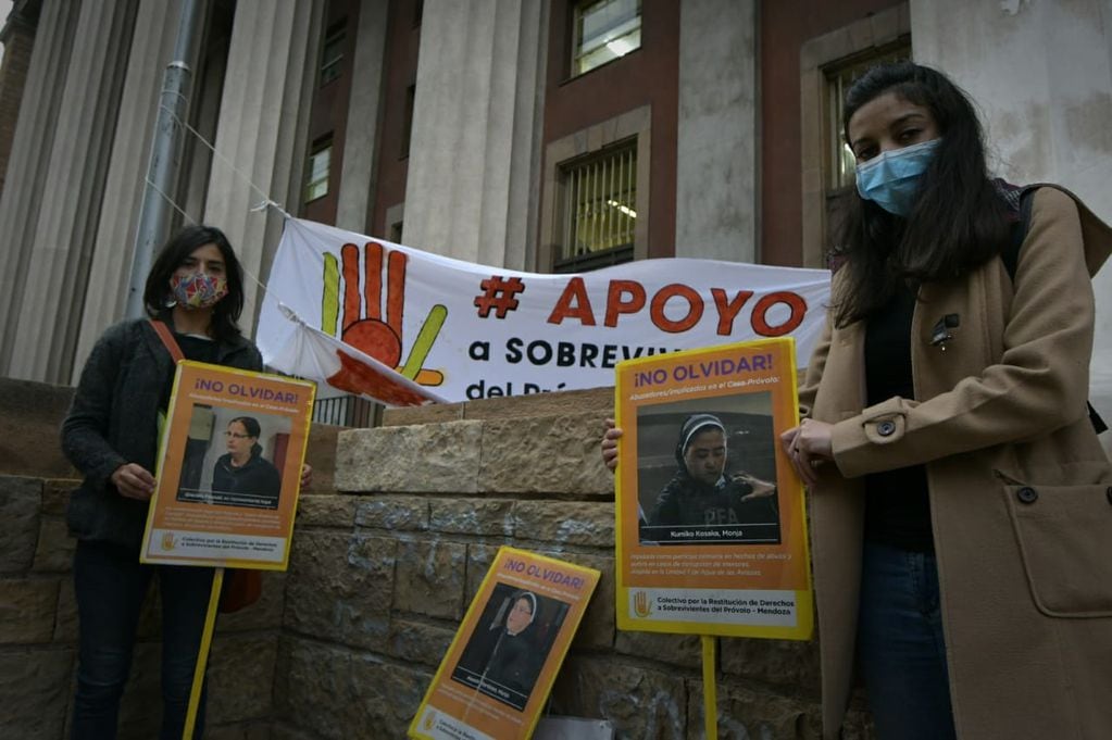 Familiares de los sobrevivientes de los abusos en el Próvolo. Foto: Orlando Pelichotti / Los Andes.