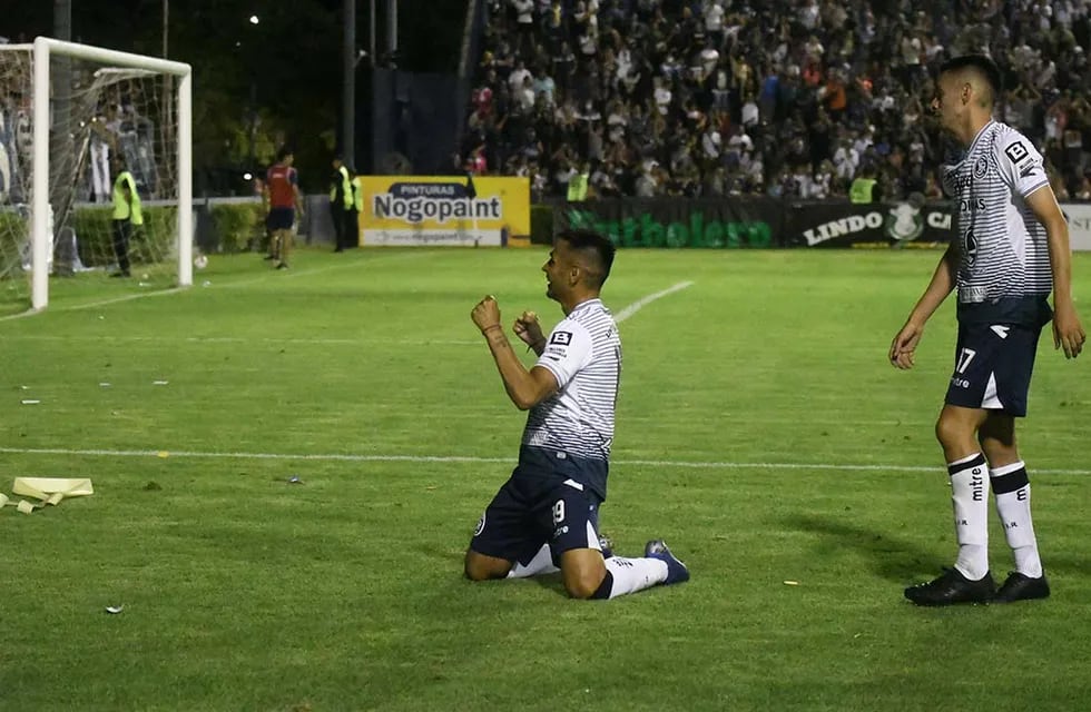 El jugador Cardozo festeja el segundo gol de Independiente Rivadavia en la última victoria (2-1) ante Brown de Adrogué. El Azul ya está clasificado al Reducido por el segundo ascenso y también a la Copa Argentina 2022. Ahora va por la hazaña. / Foto José Gutiérrez.