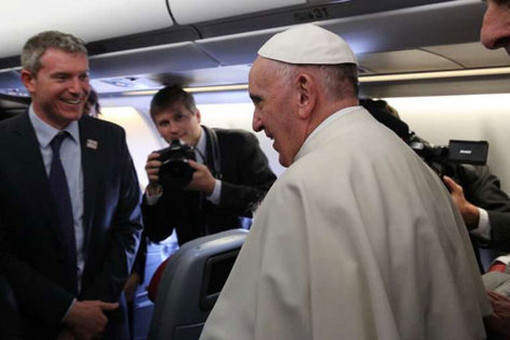 Matteo Bruni en uno de los viajes papales. Foto: Valores Religiosos