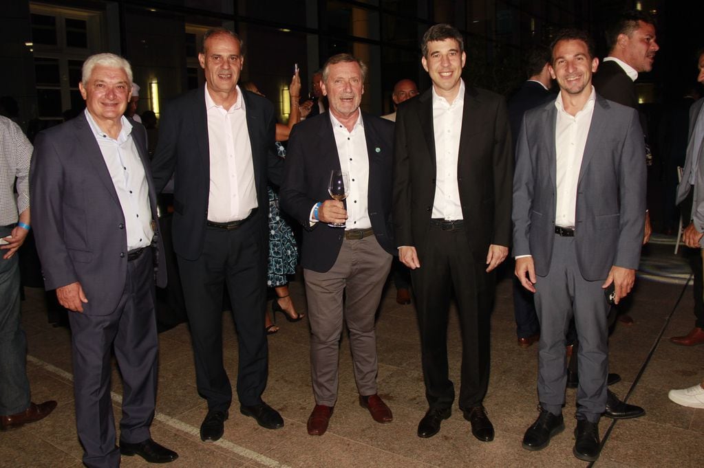 Alfredo Panella, Marcelo Espinosa ( gte Coninagro), Elbio Laucirica (presidente Coninagro) y Fernando Luciani ( Mercado Argentino de Valores). 