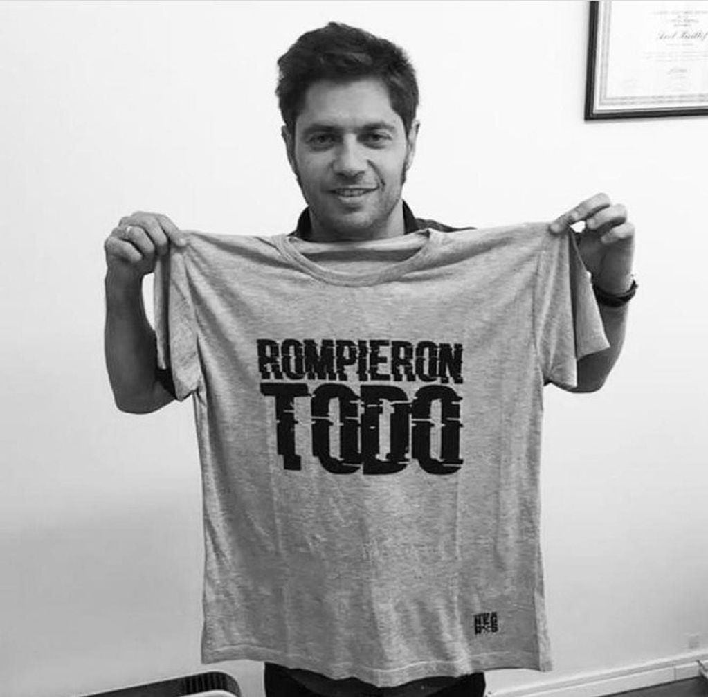 Axel Kicillof luciendo su remera con el slogan "Rompieron Todo".