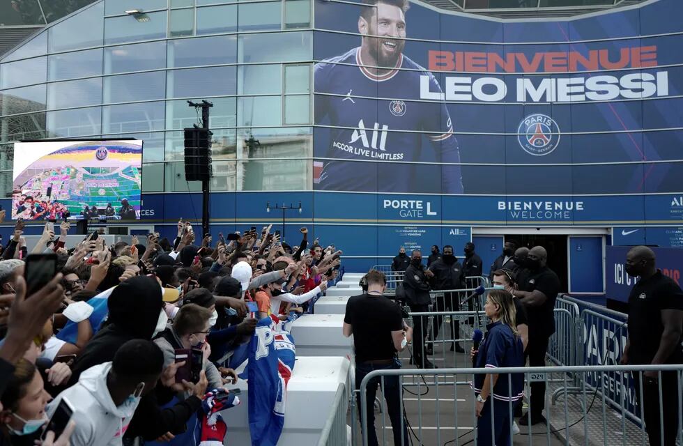 Hoy será la presentación de Lionel Messi en el PSG. La gente espera desde temprano, para tener su butaca asegurada en el estadio Parque de los Príncipes./AP