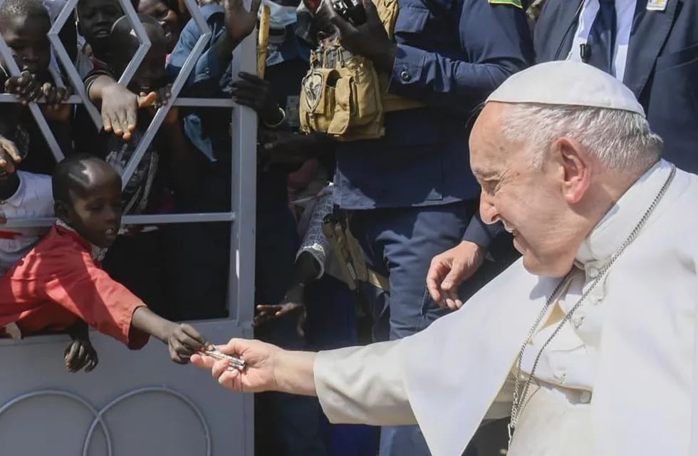 Un niño le dio una limosna al Papa Francisco en Sudán del Sur, el país más pobre del mundo, y se viralizó en redes.